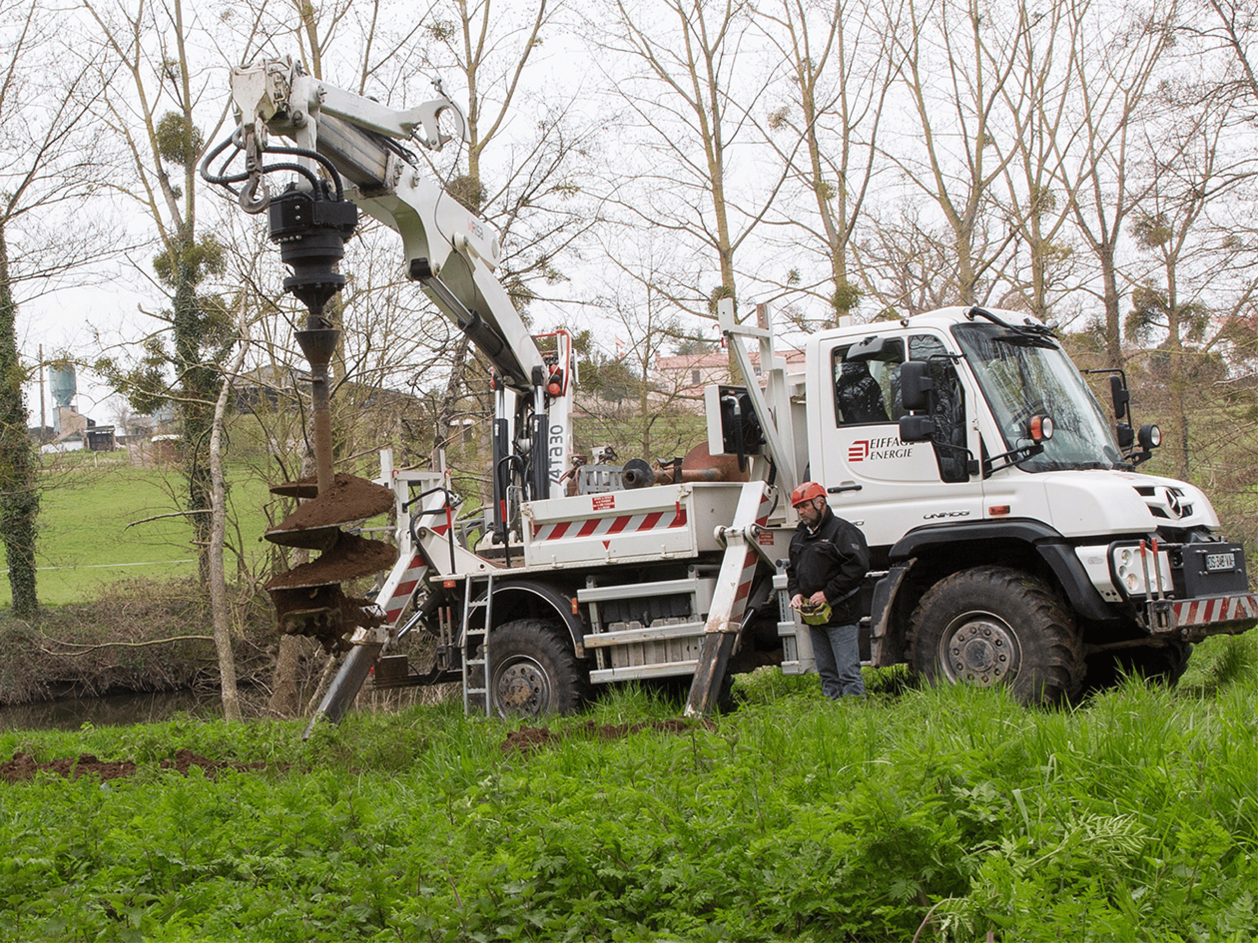Unimog pose poteaux